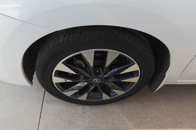 Used Nissan Lannia 2016 1.6L CVT Smart Cool Edition Left Front Wheel Hub