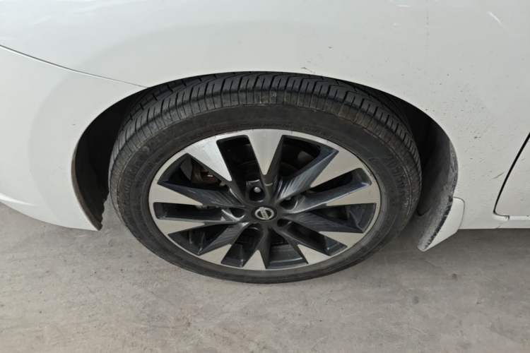 Used Nissan Lannia 2016 1.6L CVT Smart Cool Edition Left Front Wheel Hub