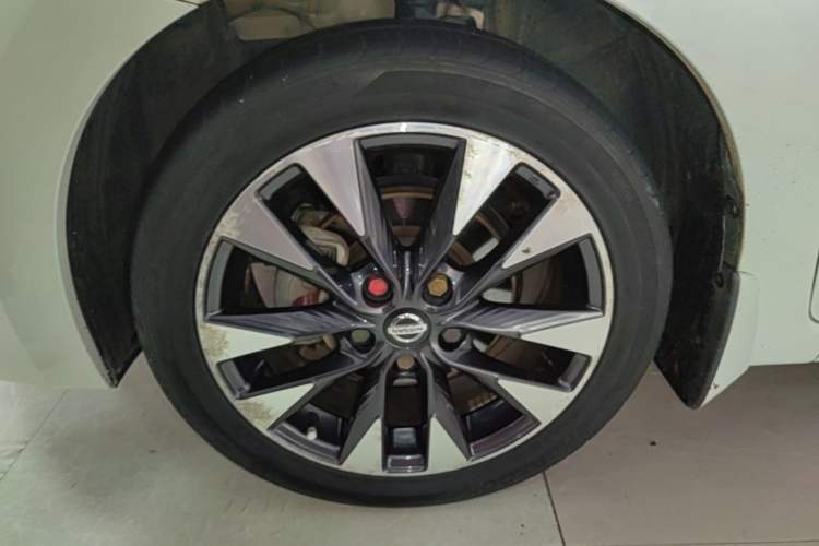 Used Nissan Lannia 2016 1.6L CVT Smart Cool Edition Left Front Wheel Hub
