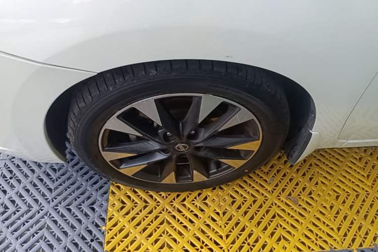 Used Nissan Lannia 2016 1.6L CVT Smart Cool Edition Left Front Wheel Hub
