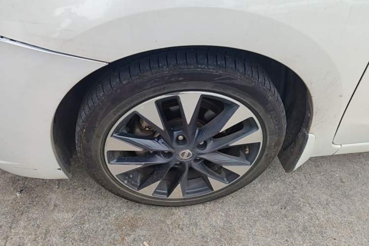 Used Nissan Lannia 2016 1.6L CVT Smart Cool Edition Left Front Wheel Hub