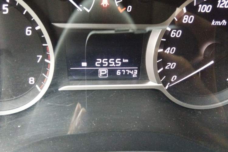 Used Nissan Lannia 2016 1.6L CVT Smart Cool Edition Odometer Close Up