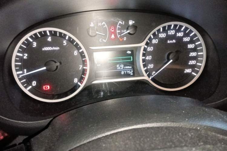 Used Nissan Lannia 2016 1.6L Manual Cool Edition Odometer Close Up