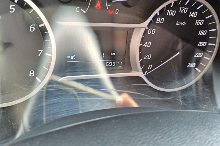 Used Nissan Lannia 2016 1.6L Manual Cool Edition Odometer Close Up