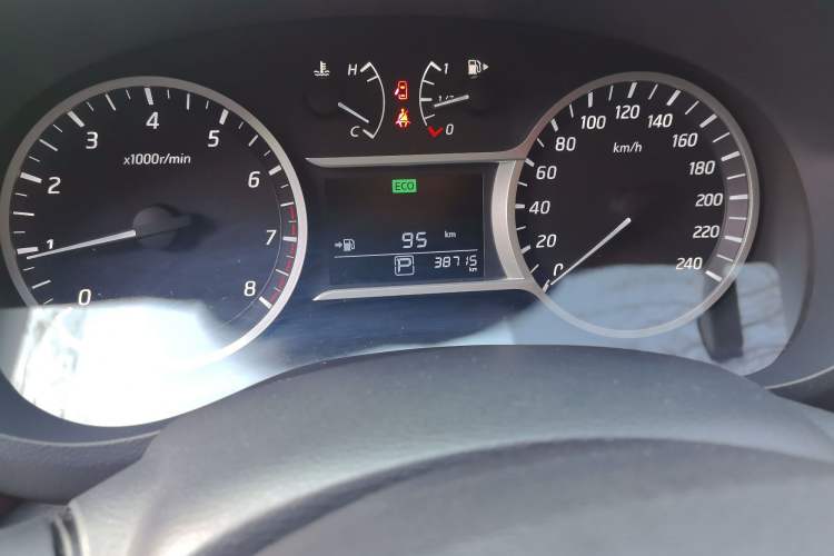 Used Nissan Lannia 2016 1.6L CVT Smart Cool Edition Odometer Close Up