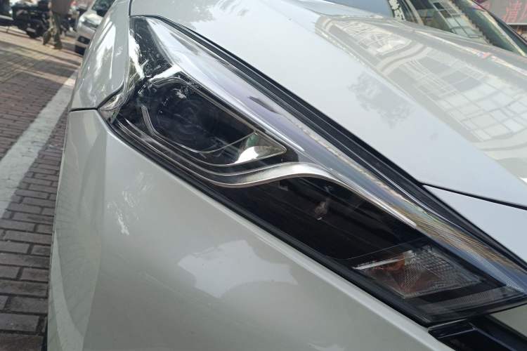 Used Nissan Lannia 2016 1.6L CVT Smart Cool Edition Right Front Headlight