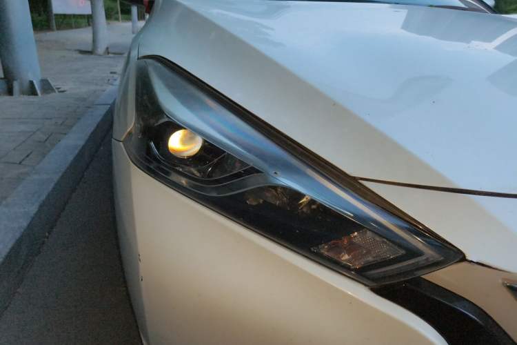 Used Nissan Lannia 2016 1.6L CVT Smart Cool Edition Right Front Headlight