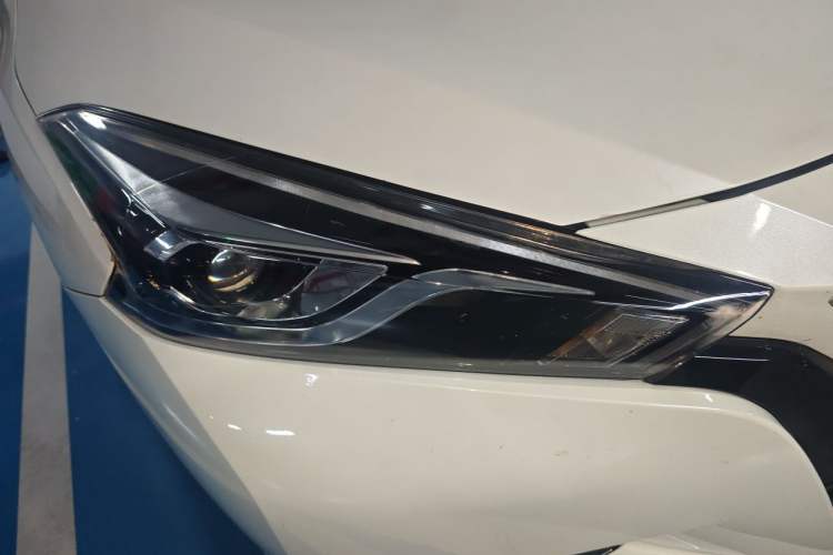 Used Nissan Lannia 2016 1.6L CVT Smart Cool Edition Right Front Headlight