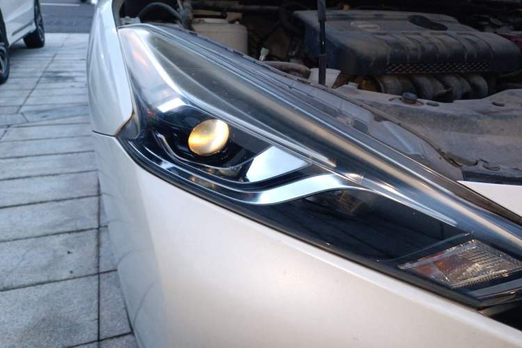 Used Nissan Lannia 2016 1.6L CVT Smart Cool Edition Right Front Headlight