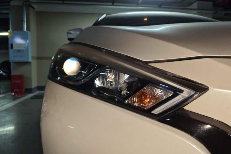 Used Nissan Lannia 2016 1.6L CVT Smart Cool Edition Right Front Headlight