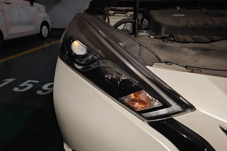 Used Nissan Lannia 2016 1.6L CVT Smart Cool Edition Right Front Headlight