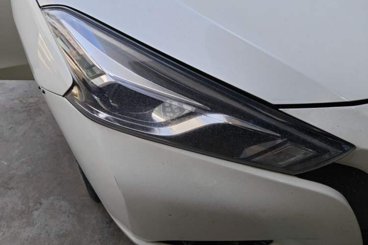 Used Nissan Lannia 2016 1.6L Manual Cool Edition Right Front Headlight