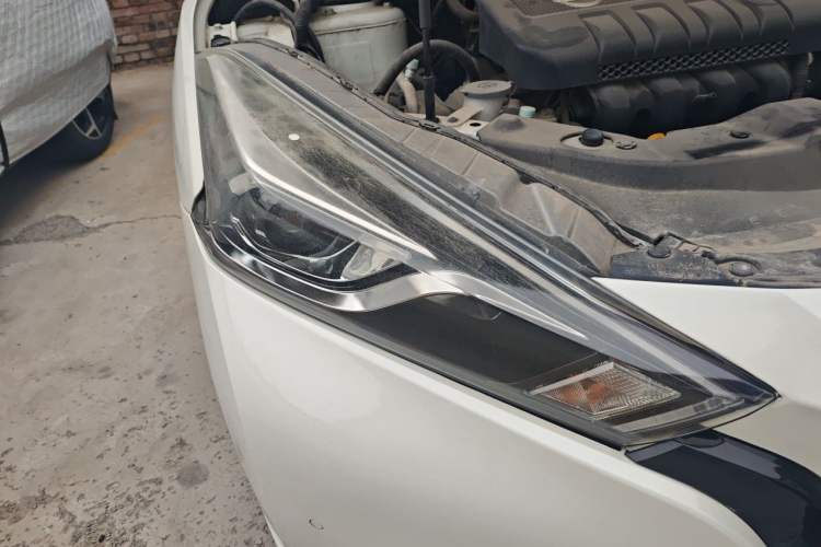 Used Nissan Lannia 2016 1.6L CVT Smart Cool Edition Right Front Headlight