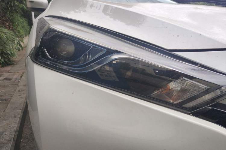 Used Nissan Lannia 2016 1.6L CVT Smart Cool Edition Right Front Headlight