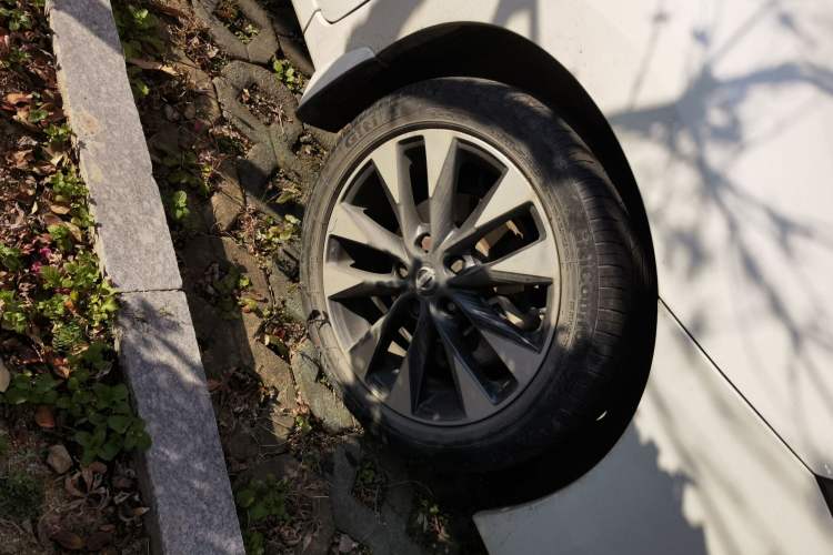 Used Nissan Lannia 2016 1.6L CVT Smart Cool Edition Right Front Wheel Hub
