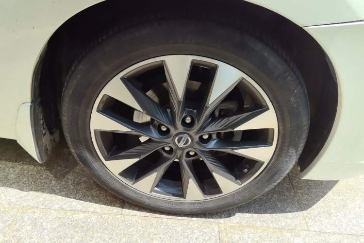 Used Nissan Lannia 2016 1.6L CVT Smart Cool Edition Right Front Wheel Hub