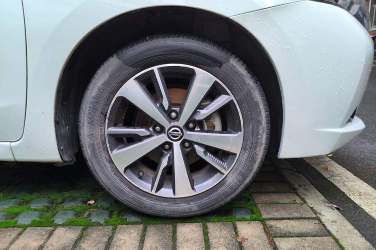 Used Nissan Lannia 2016 1.6L CVT Cool Edition Right Front Wheel Hub