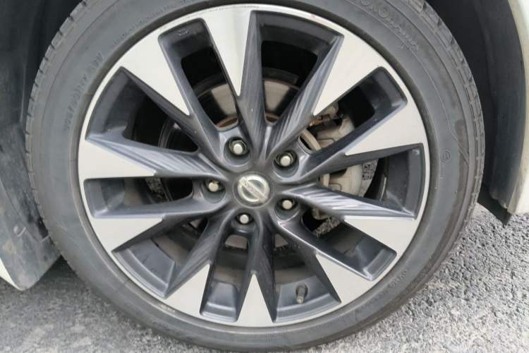 Used Nissan Lannia 2016 1.6L CVT Smart Cool Edition Right Front Wheel Hub