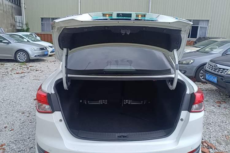 Used Nissan Lannia 2016 1.6L CVT Smart Cool Edition Trunk