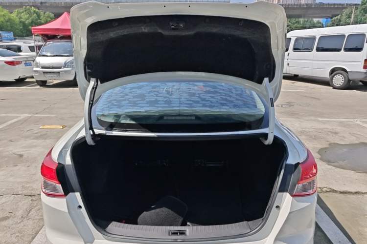 Used Nissan Lannia 2016 1.6L Manual Cool Edition Trunk