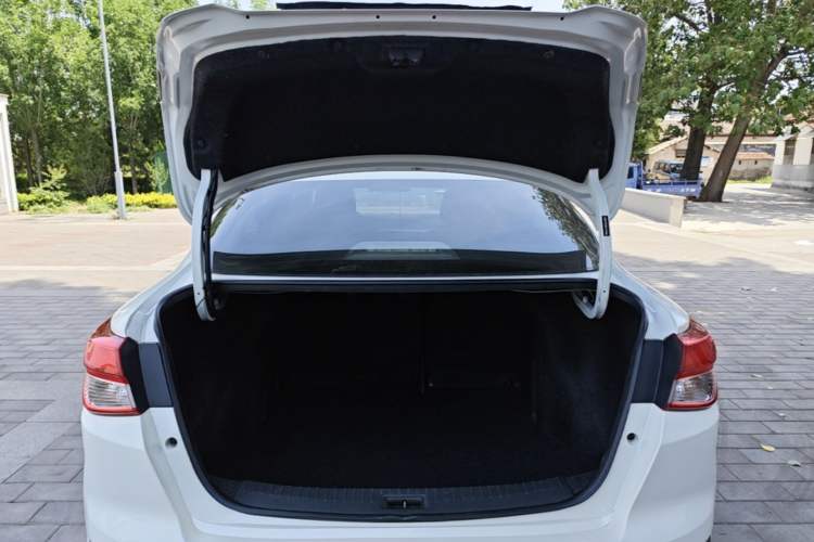 Used Nissan Lannia 2016 1.6L CVT Cool Edition Trunk