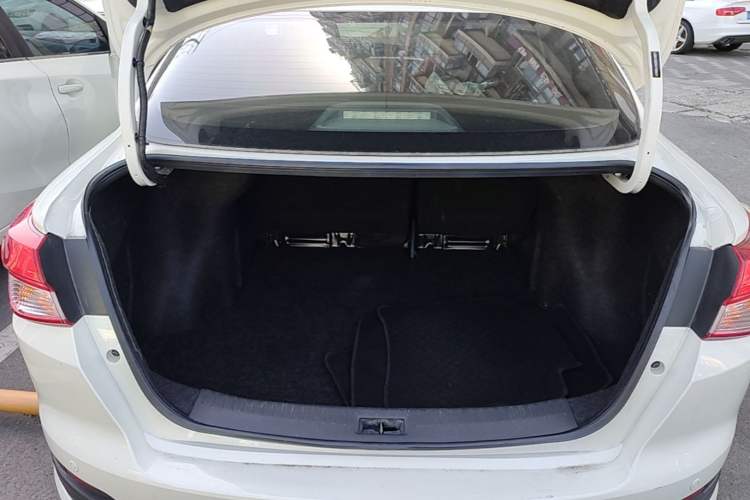 Used Nissan Lannia 2016 1.6L CVT Cool Edition Trunk