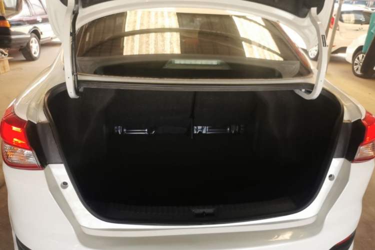 Used Nissan Lannia 2016 1.6L CVT Smart Cool Edition Trunk