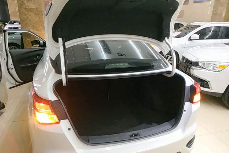 Used Nissan Lannia 2016 1.6L Manual Cool Edition Trunk