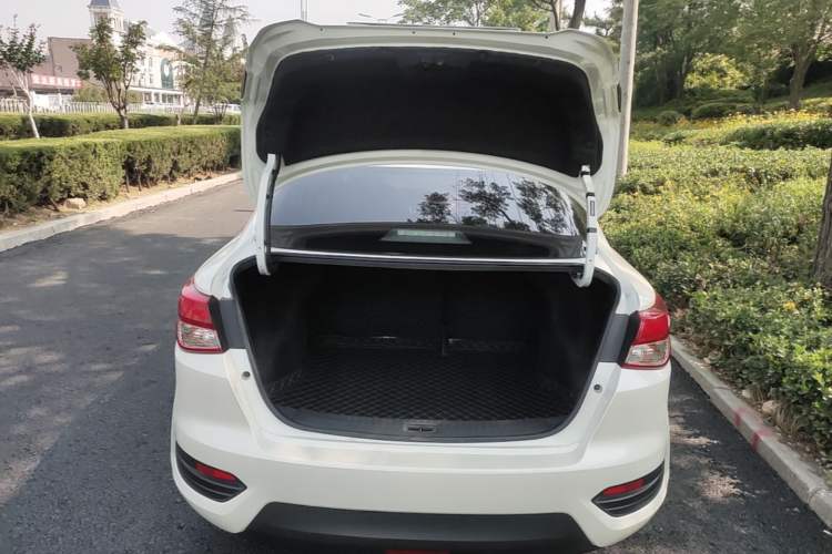 Used Nissan Lannia 2016 1.6L CVT Cool Edition Trunk