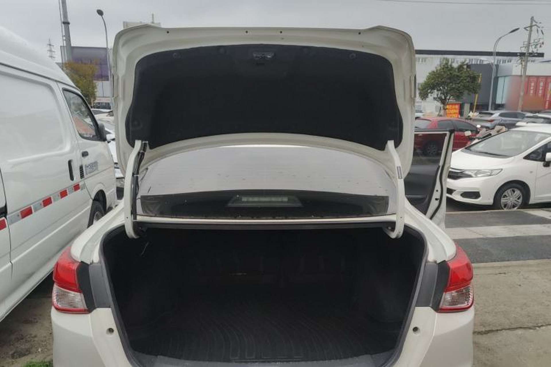Used Nissan Lannia 2016 1.6L CVT Cool Edition Trunk
