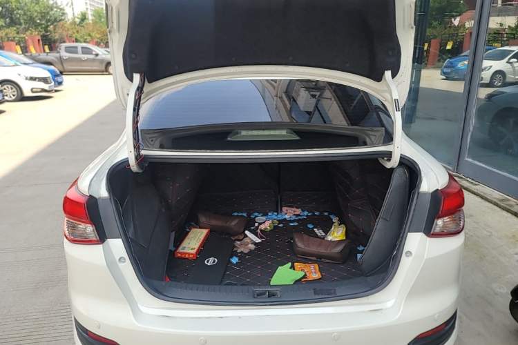 Used Nissan Lannia 2016 1.6L CVT Cool Edition Trunk