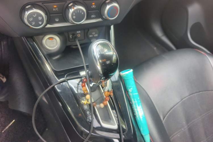Used Nissan Lannia 2016 1.6L CVT Smart Cool Edition Gear Lever