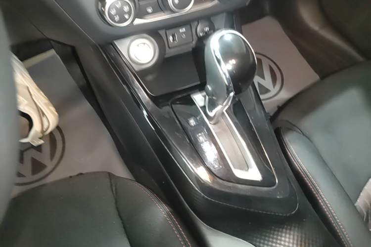 Used Nissan Lannia 2016 1.6L CVT Smart Cool Edition Gear Lever