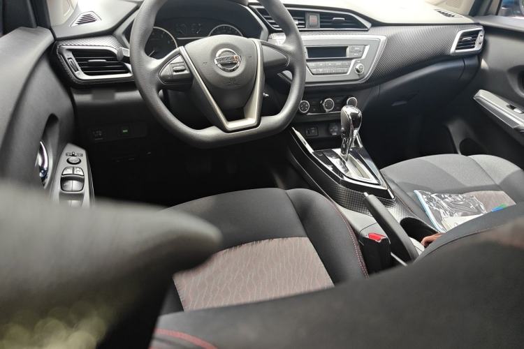 Used Nissan Lannia 2018 1.6L CVT Cool Trendy Sound Edition Center Console