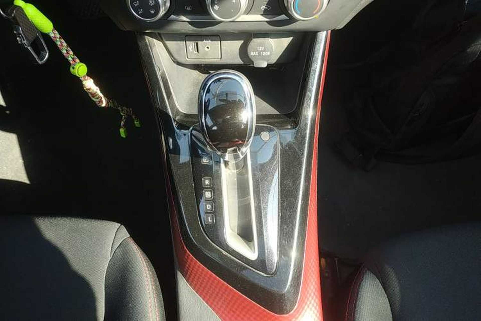 Used Nissan Lannia 2018 1.6L CVT Cool Trendy Sound Edition Gear Lever