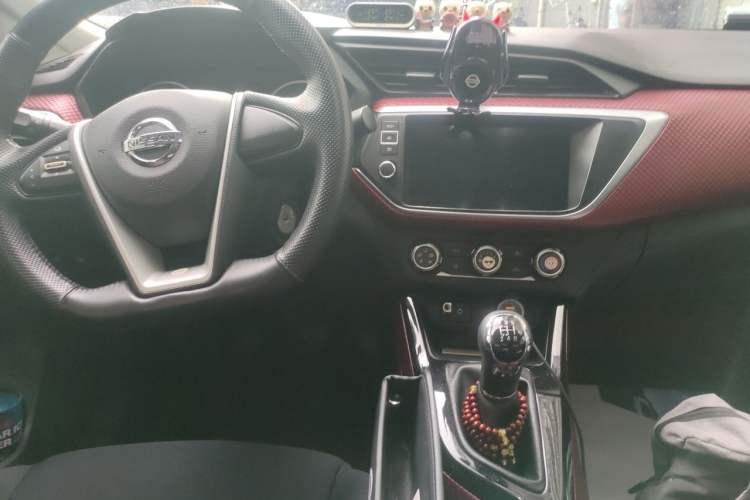 Used Nissan Lannia 2018 1.6L Manual Cool Trendy Sound Edition Center Console