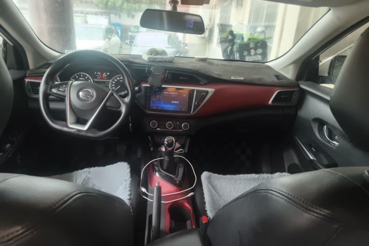 Used Nissan Lannia 2018 1.6L Manual Cool Trendy Sound Edition Center Console
