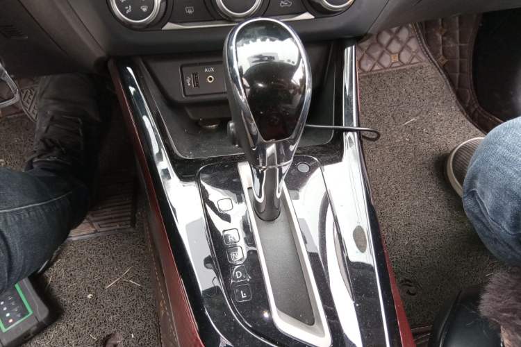 Used Nissan Lannia 2018 1.6L CVT Cool Trendy Sound Edition Gear Lever