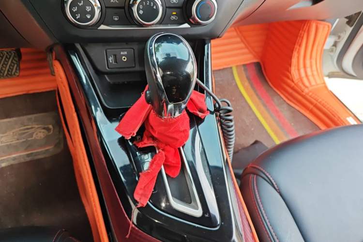 Used Nissan Lannia 2018 1.6L CVT Cool Trendy Sound Edition Gear Lever