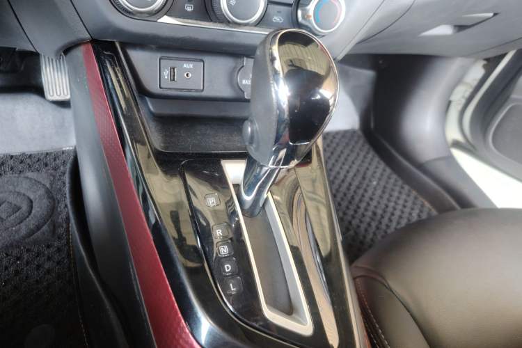 Used Nissan Lannia 2018 1.6L CVT Cool Trendy Sound Edition Gear Lever