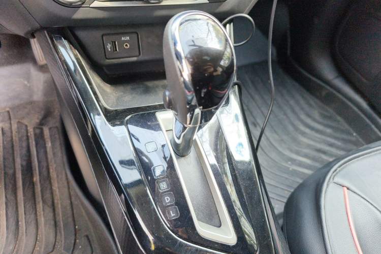 Used Nissan Lannia 2018 1.6L CVT Cool Trendy Sound Edition Gear Lever