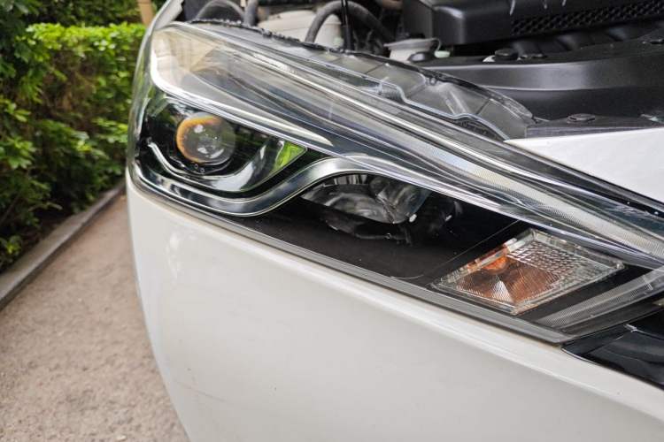 Used Nissan Lannia 2018 1.6L CVT Cool Trendy Sound Edition Right Front Headlight