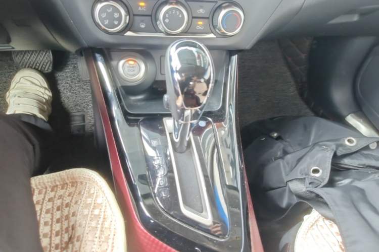 Used Nissan Lannia 2019 1.6L CVT Smart Connect Smart Cool Version China V Standard Gear Lever