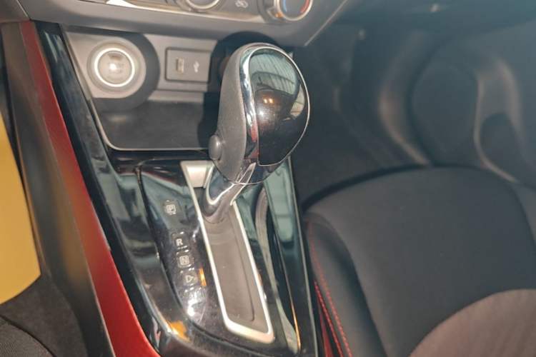 Used Nissan Lannia 2019 1.6L CVT Smart Connect Smart Cool Version China VI Standard Gear Lever