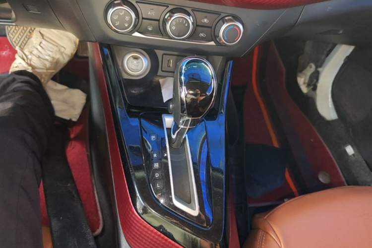 Used Nissan Lannia 2019 1.6L CVT Smart Connect Smart Cool Version China VI Standard Gear Lever