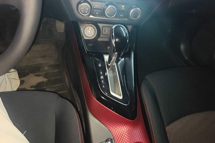 Used Nissan Lannia 2019 1.6L CVT Smart Connect Smart Cool Version China VI Standard Gear Lever