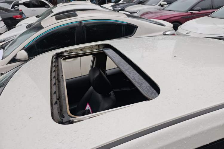 Used Nissan Lannia 2019 1.6L Manual Cool Edition China VI Roof