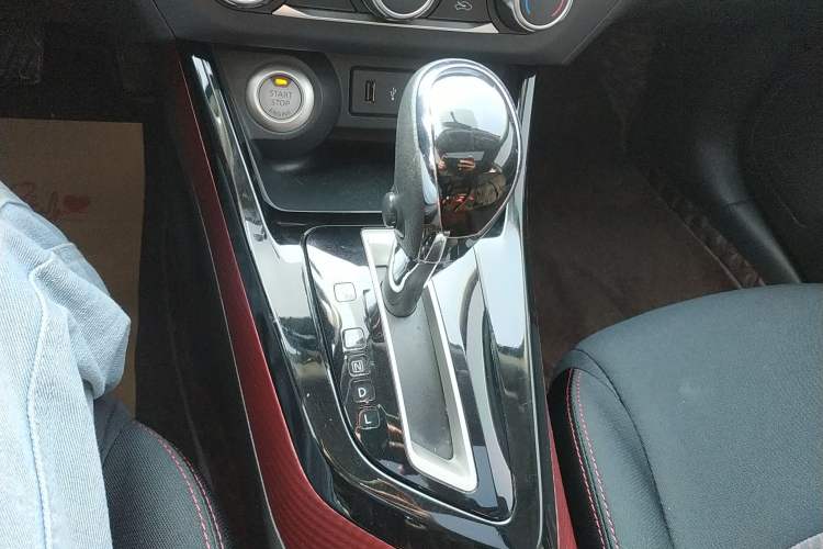 Used Nissan Lannia 2020 1.6L CVT Smart Connect Smart Cool Edition Gear Lever