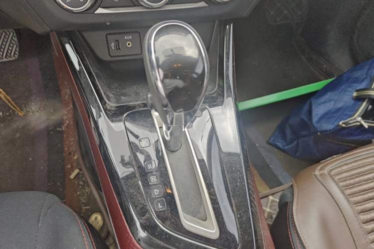 Used Nissan Lannia 2020 1.6L CVT Cool Edition Gear Lever