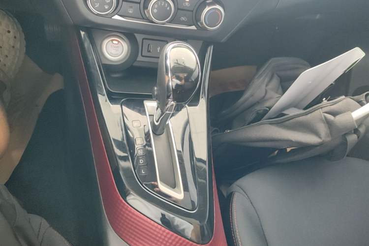 Used Nissan Lannia 2020 1.6L CVT Smart Connect Smart Cool Edition Gear Lever